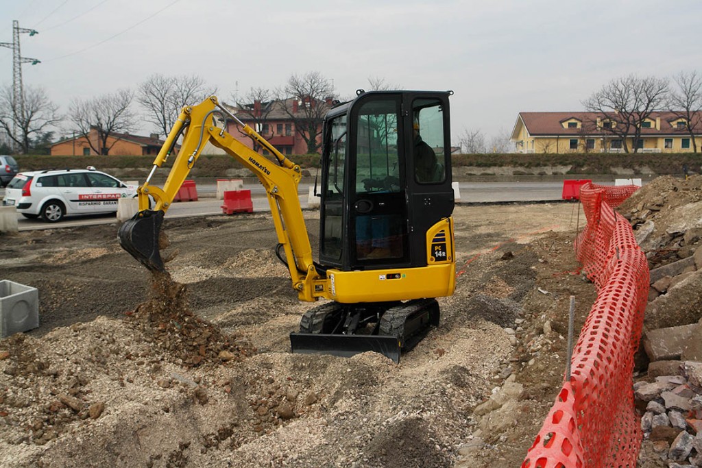 komatsu pc14mr 3 mini excavator photo 4 1381759967 1024x683