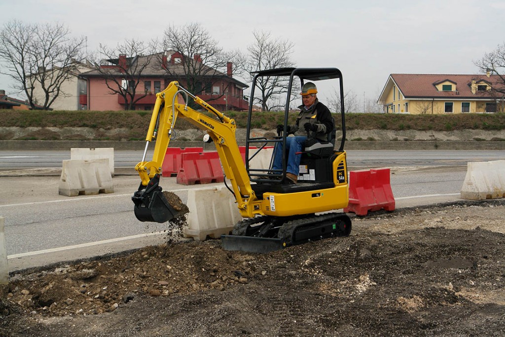 komatsu pc14mr 3 mini excavator photo 5 1381759970 1024x683